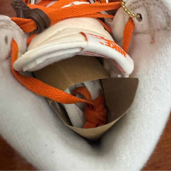 Jordan 1 Retro High OG Starfish (Women's) Size 12 - Picture 7 of 9